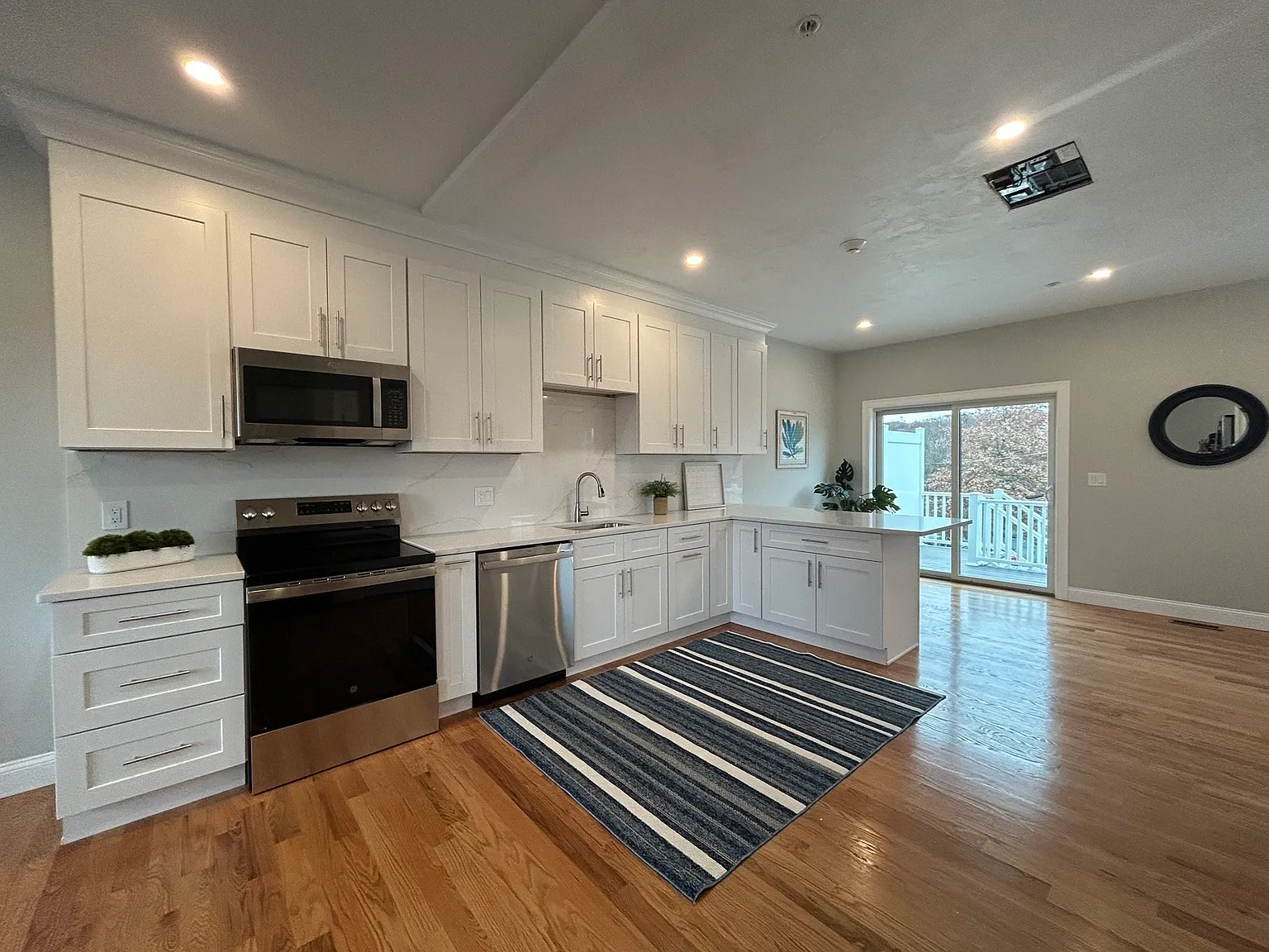 3 bed, 2.5 bath, 1619 sqft, $3,300 — Photo 3