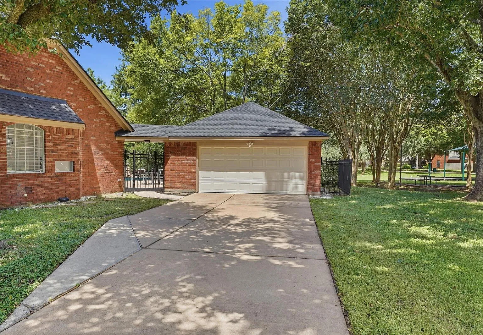 4 bed, 3.0 bath, $3,500 — Photo 2