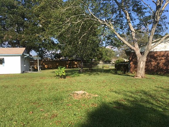 Large side yard, workshop.