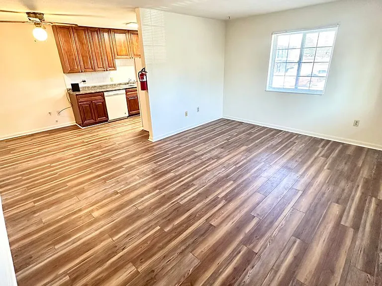 University Pointe Apartments — Photo 11