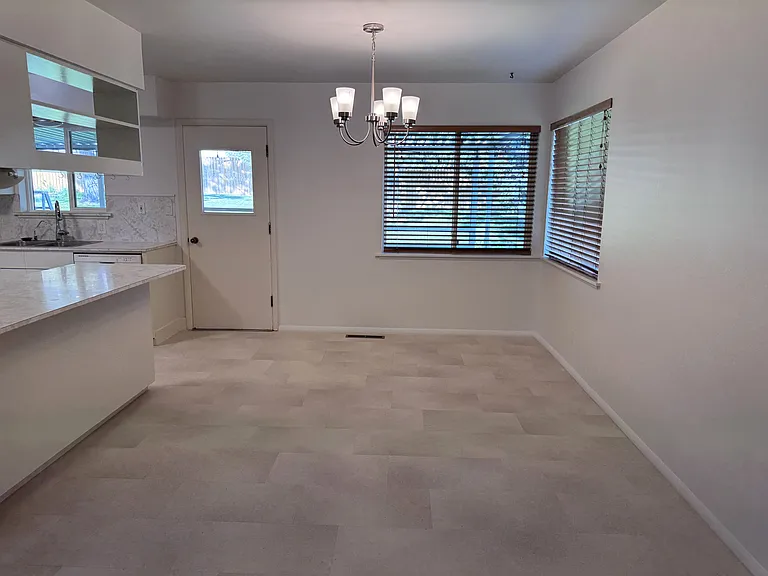 950 Taney Ln — Photo 5