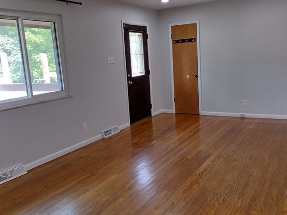 4th image of 2257 Robin Ave