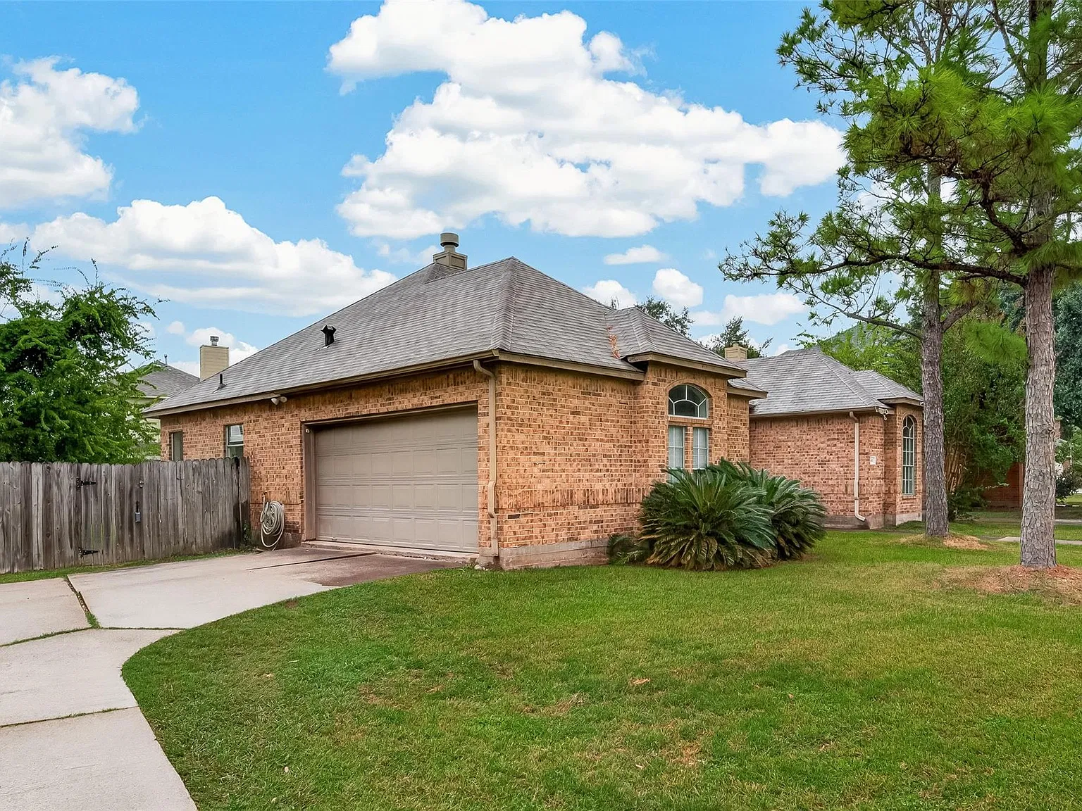 3 bed, 2.0 bath, 1980 sqft, $2,200 — Photo 3