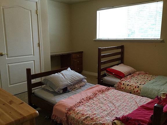 Spacious bedrooms, lg closet