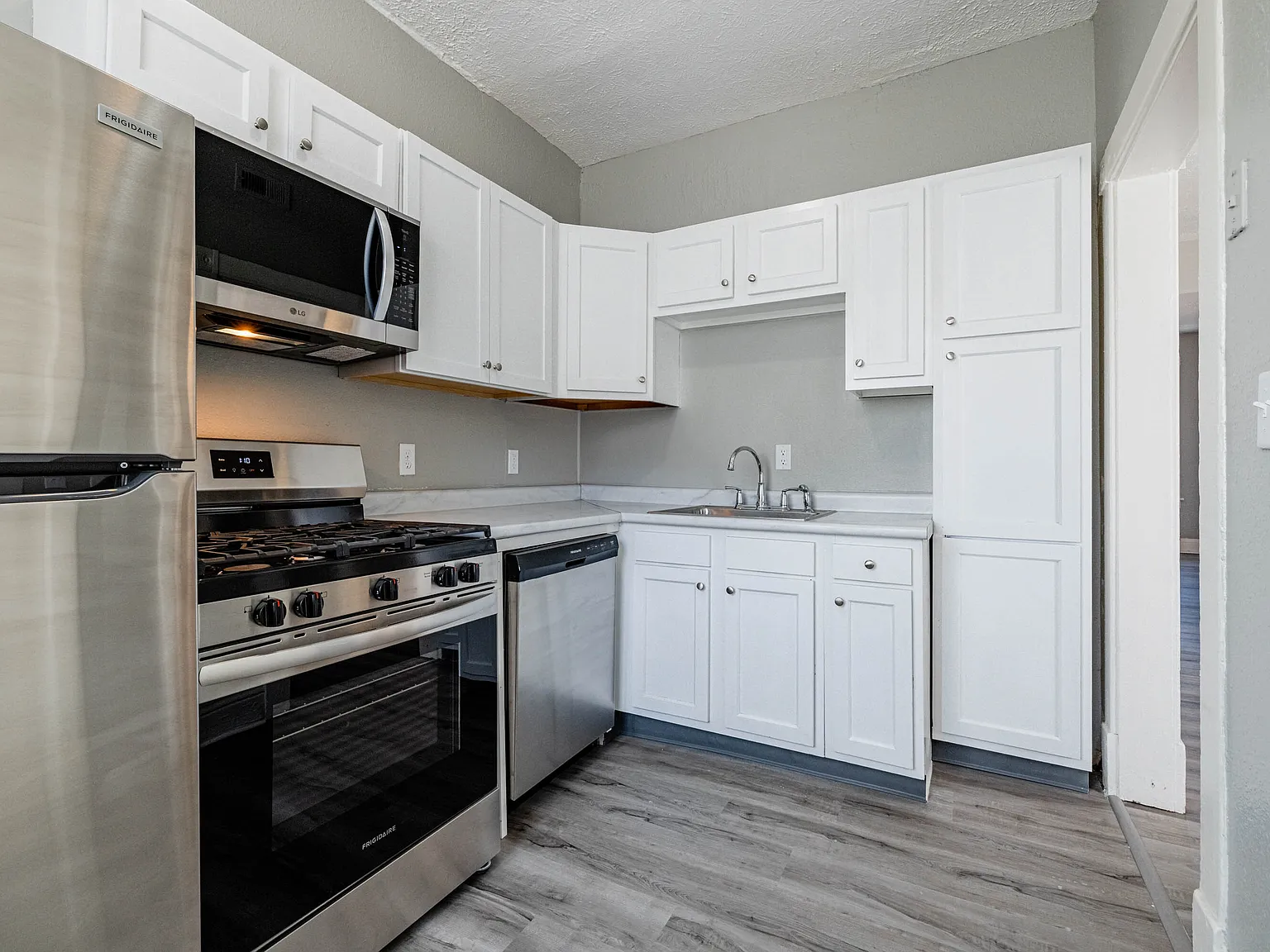 2215 Vinton St — Photo 2