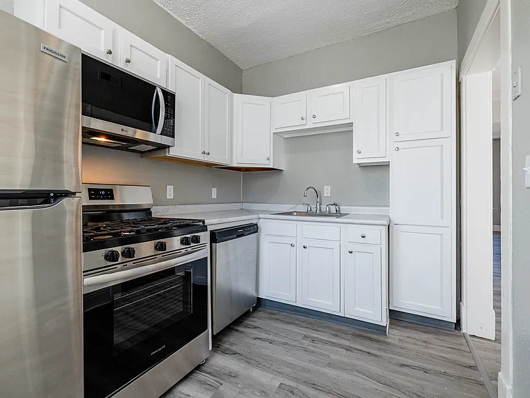 2215 Vinton St — Photo 2