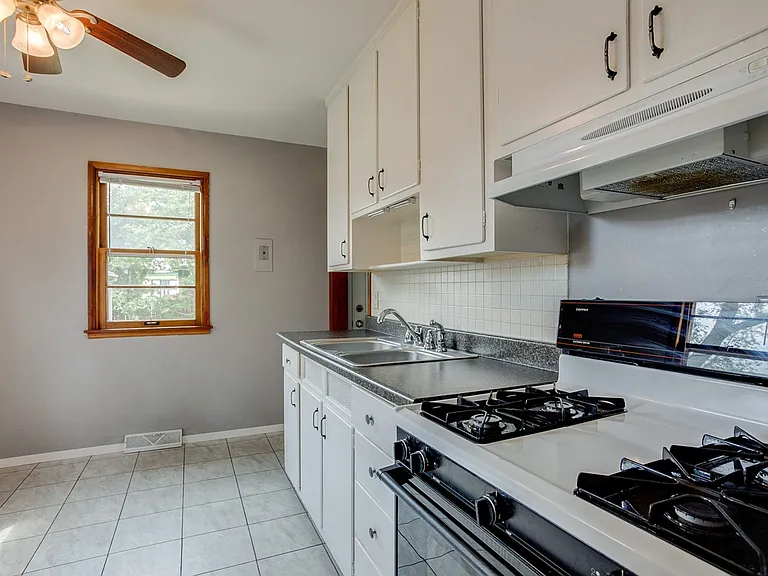 1714 W Clark St — Photo 5