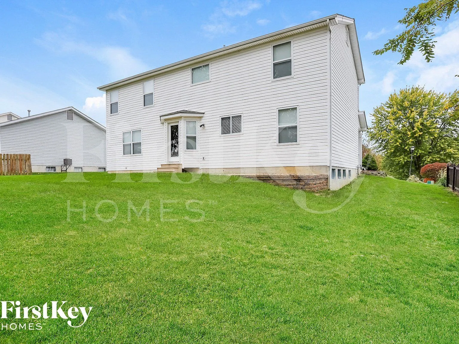 4 bed, 2.5 bath, 1900 sqft, $2,555 — Photo 3