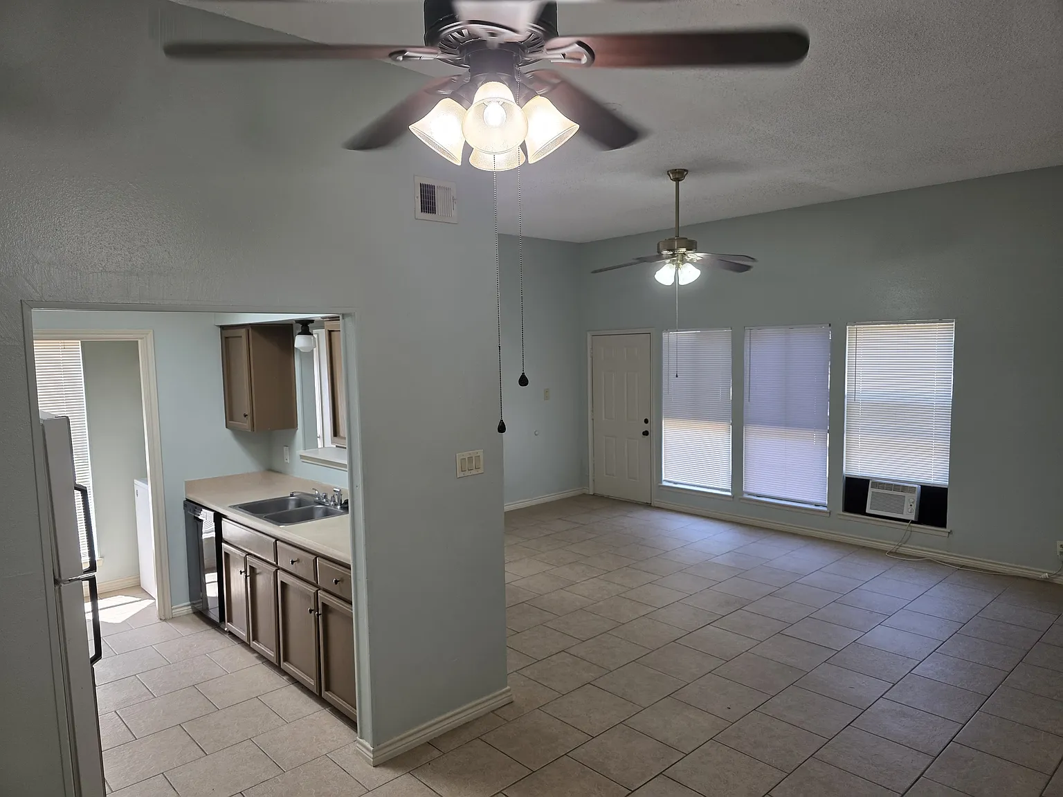 3 bed, $1,650 — Photo 4