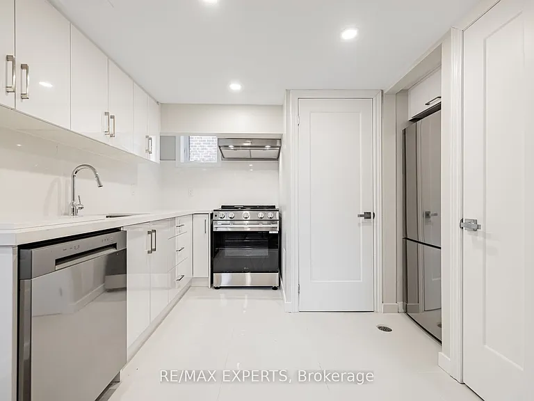 2103 Avenue Rd #BASEMENT — Photo 13