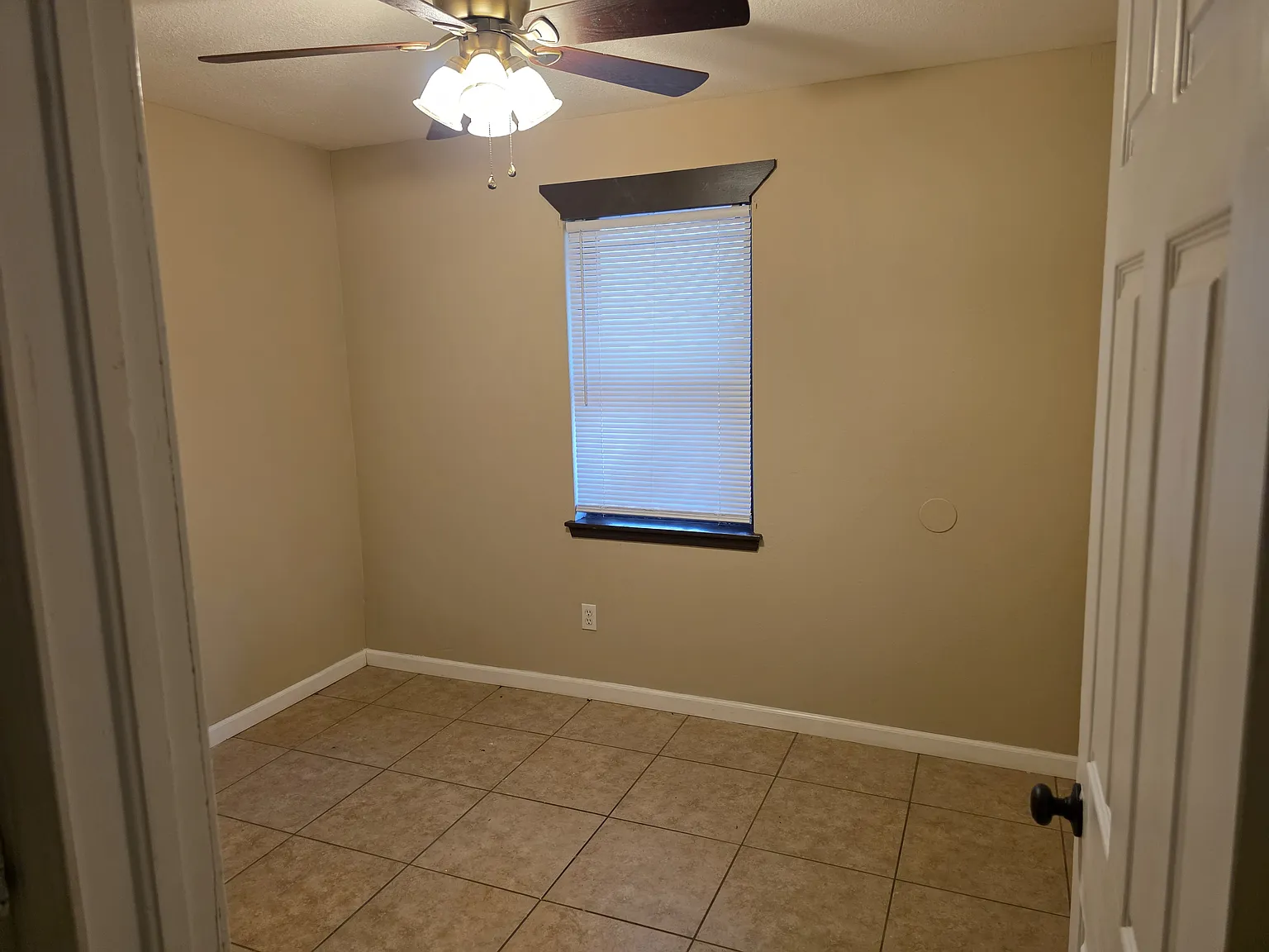 3 bed, 1.5 bath, 1052 sqft, $1,250 — Photo 2