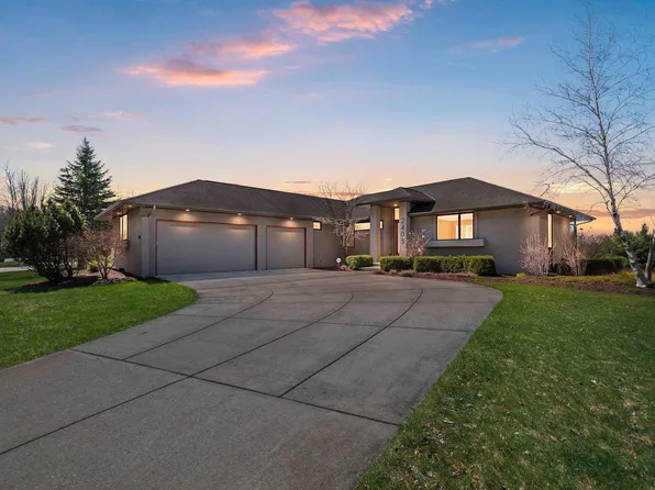2405 Crown Pointe Blvd, Suamico, WI 54173