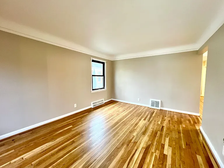 20489 Beech Daly Rd — Photo 6