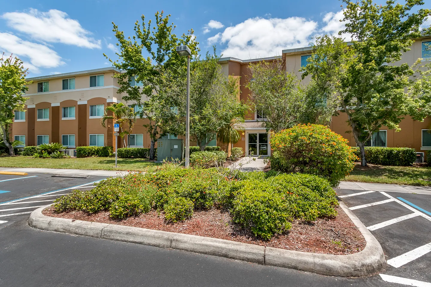 Willow Creek Apartments — Photo 2