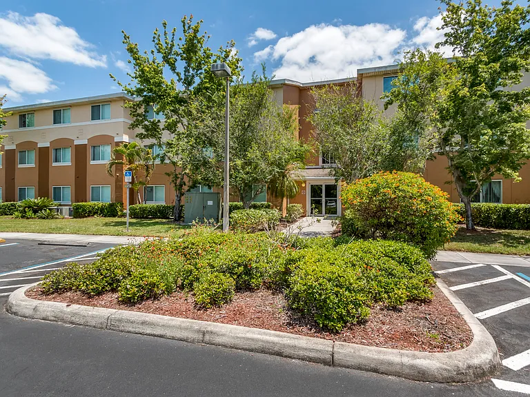 Willow Creek Apartments — Photo 2