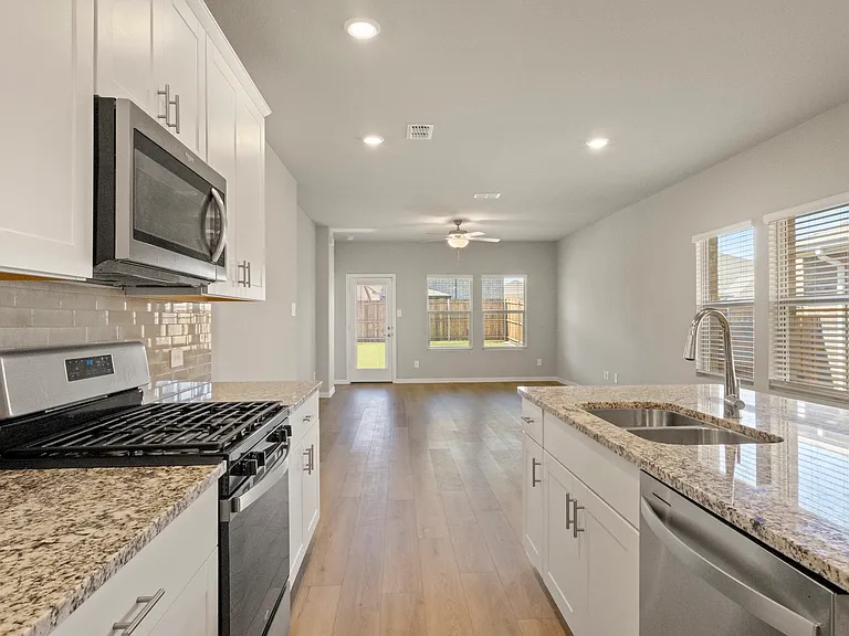 617 McKenna Dr — Photo 2