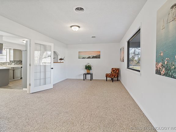 5th image of 1008 SE 15th St