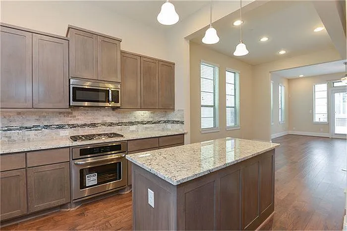 2112 Radcliffe St — Photo 8