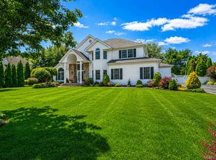 10 Park View Ln, Lake Grove, NY 11755