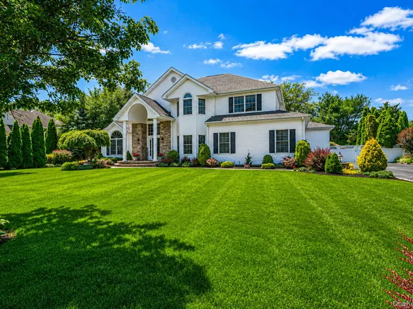10 Park View Lane, Lake Grove, NY 11755