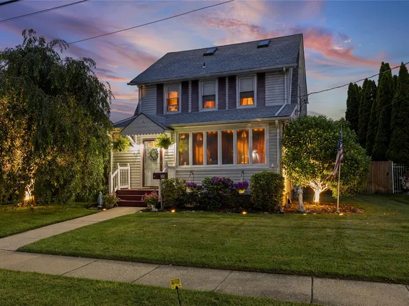 33 Roosevelt Avenue, Hicksville, NY 11801