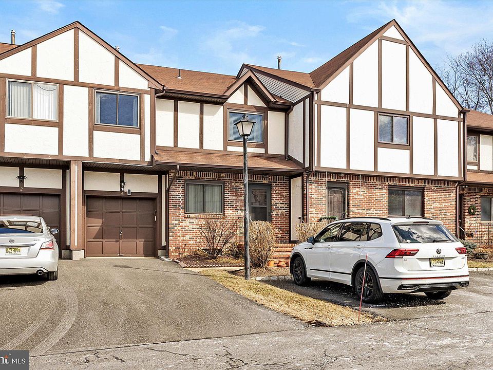 1st image of 4 Essex Ln