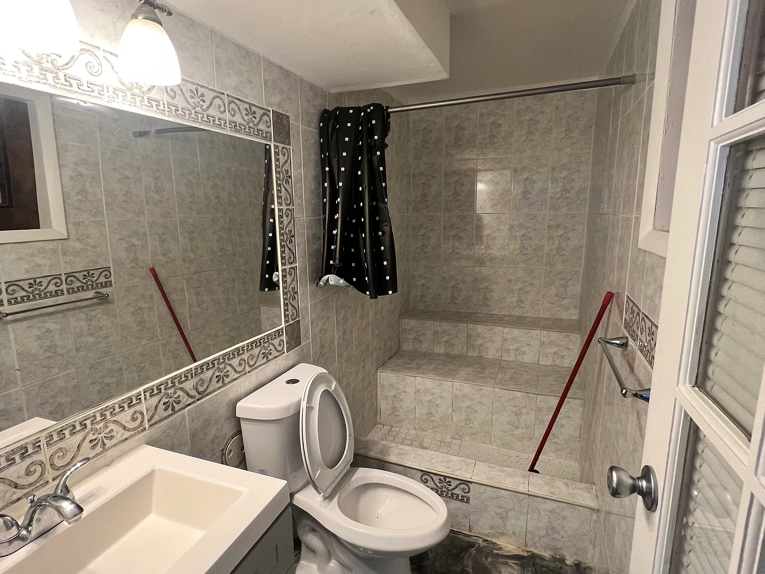 Studio, 1.0 bath, $900 — Photo 2