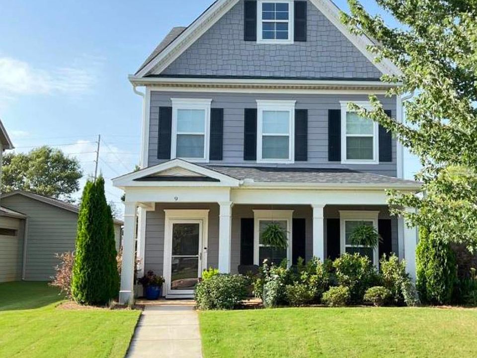Classic Charleston row house with great curb appeal highly in the highly sought after Lake Forest community. Conveniently located by Redstone Arsenal gate 7, minutes to research parkway, 565, and to the Bridge street shopping area. This beautiful communit