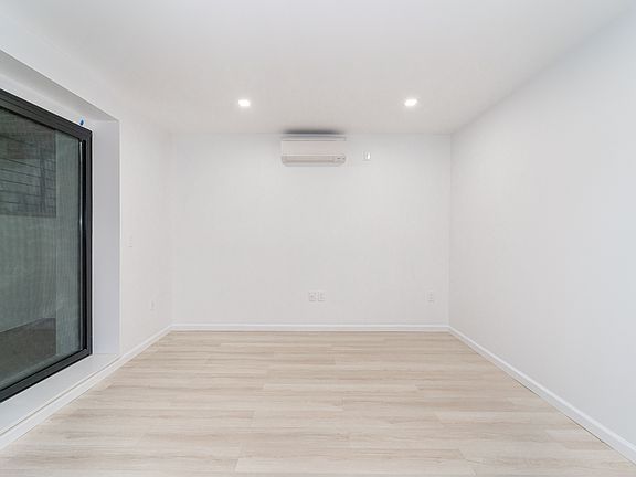 4th image of 21-34 33rd St #Ll