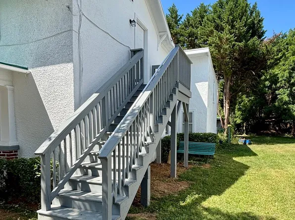 400 E Liberty St #B, Charles Town, WV 25414