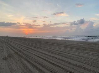 978 Pelican Ln, Crystal Beach, TX 77650