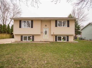 4760 Edgebrook Dr, Waterloo, IA 50701