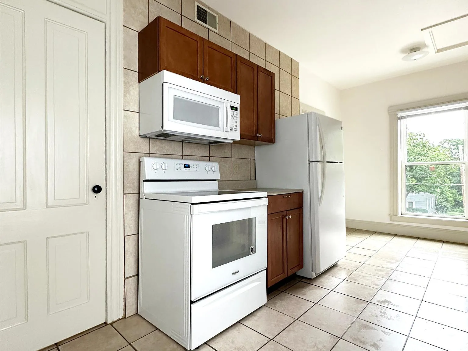 2 bed, 1.5 bath, 1200 sqft, $645 — Photo 4