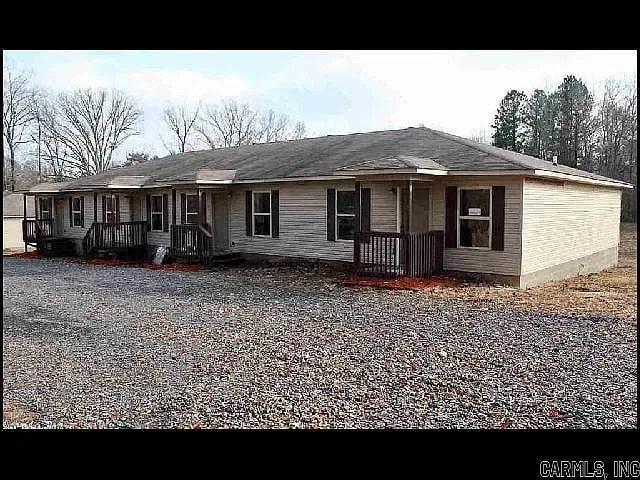 2 bed, 1.0 bath, 858 sqft, $725 — Photo 1