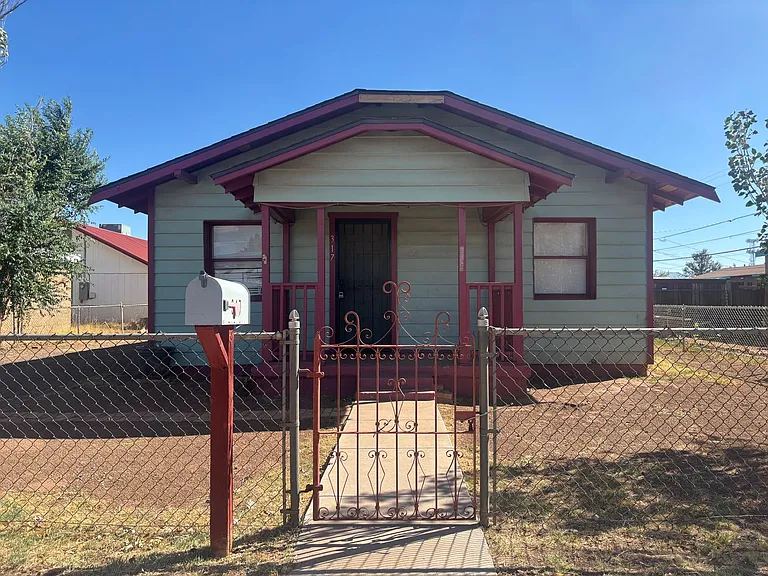 317 E Maple St — Photo 1
