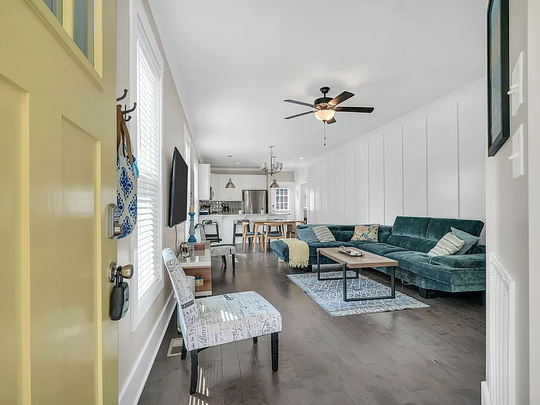 510 Eugene St — Photo 15