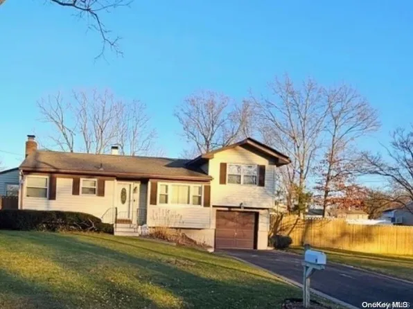 9 Cammann Road, Coram, NY 11727