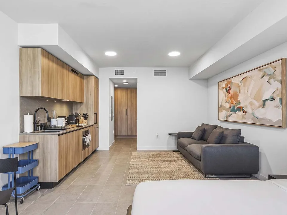 121 NE 5th St #30-ID1496947P