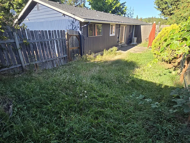 3945 Oak St — Photo 6
