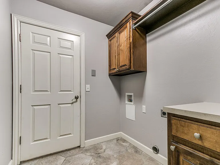 17121 Kemble Ln — Photo 11