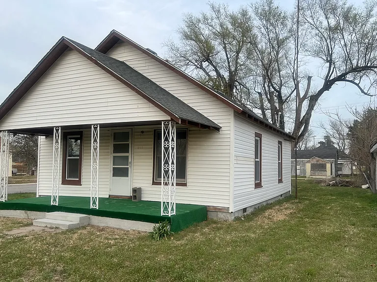 611 N Exchange St — Photo 1