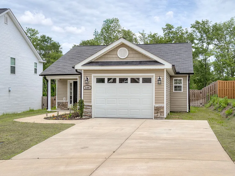 2106 Collier Rd — Photo 3