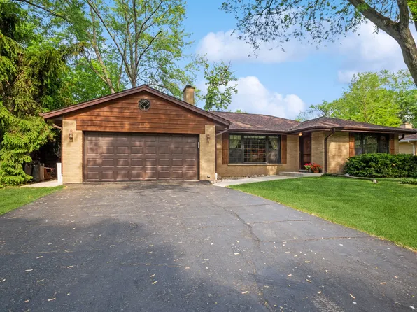 135 Iroquois Trl, Wood Dale, IL 60191