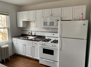 30 1st St, Hicksville, NY 11801