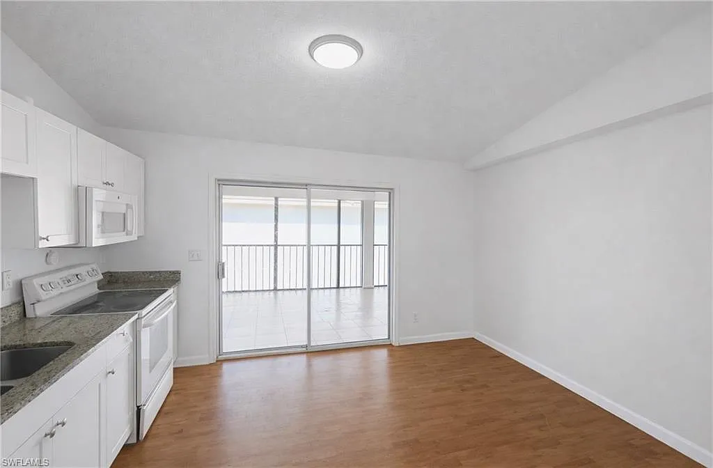 2 bed, 2.0 bath, 970 sqft, $2,000 — Photo 2