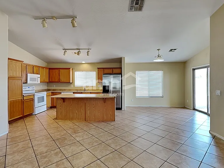 17180 W Port Royale Ln — Photo 8