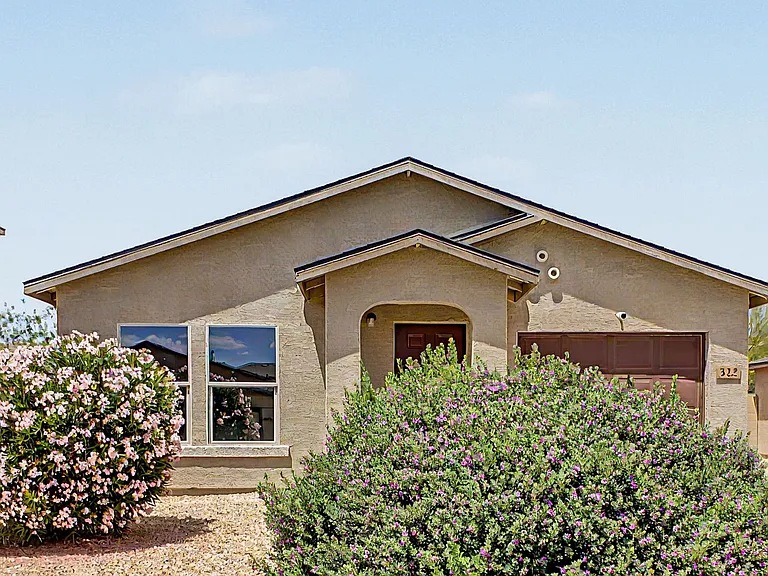 322 E Watson Pl — Photo 1