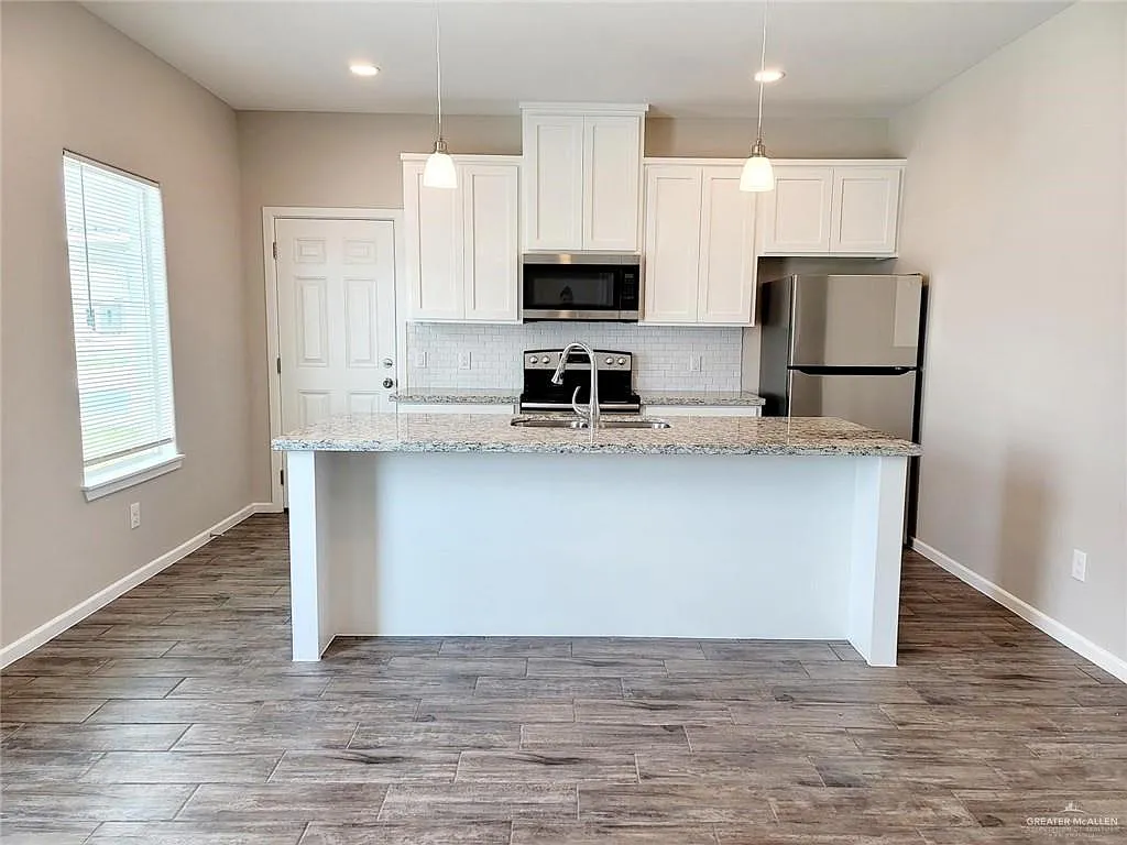 3 bed, 2.0 bath, 1090 sqft, $1,150 — Photo 2