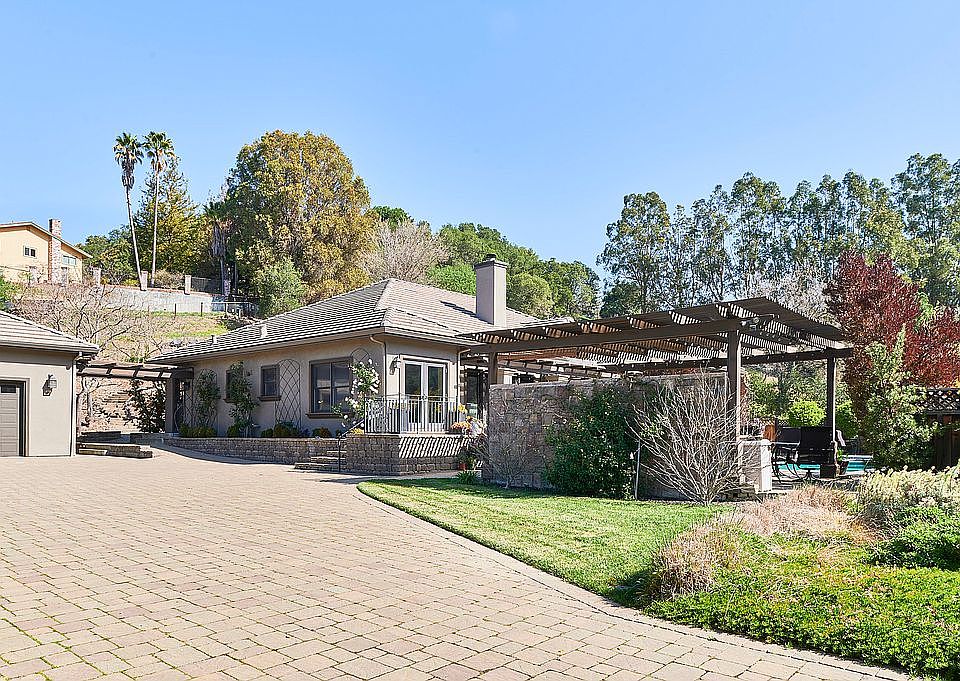 1st image of 829 Vine Hill Way