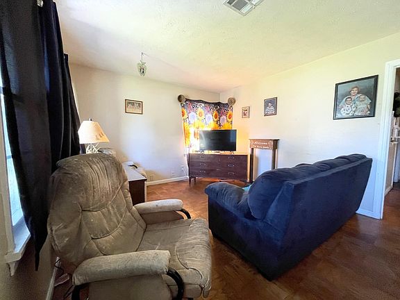 3rd image of 409 Camellia Ave